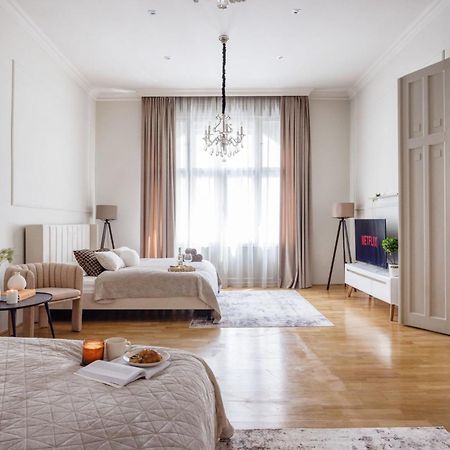 Timeless Elegant Apartment By Opera House Budapest Exterior foto